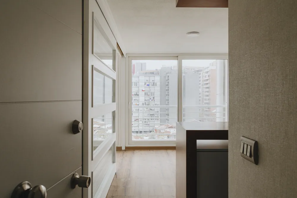 Entrada y living con ventanal, departamento San Isidro 635