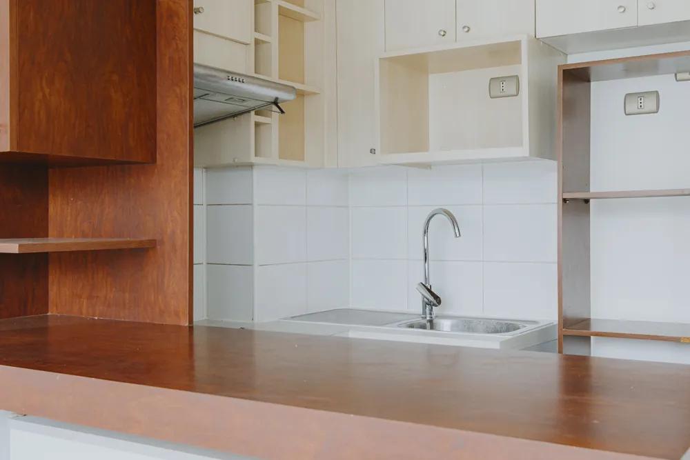 Cocina con lavaplatos y cubierta de madera, departamento San Isidro 635