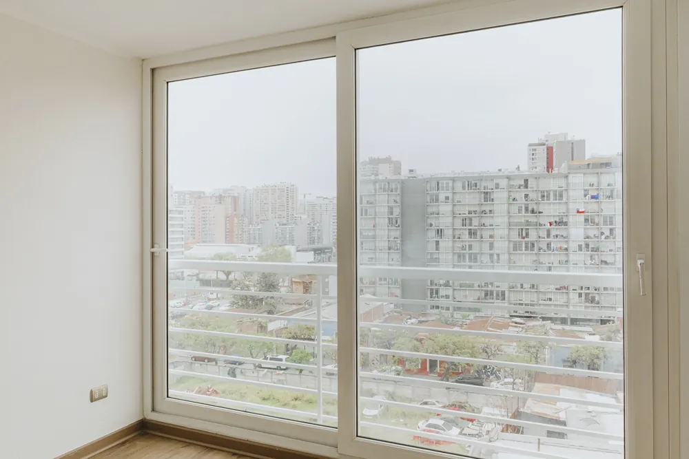 Dormitorio con ventanal, departamento San Isidro 635