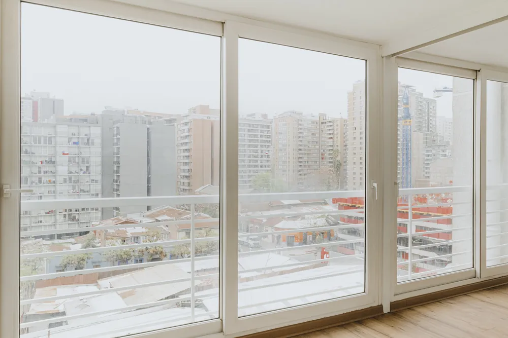 Dormitorio con vista a la ciudad, departamento San Isidro 635