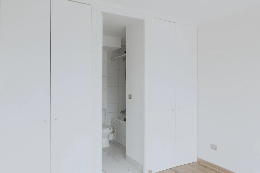 Clóset y acceso al baño, departamento San Isidro 635