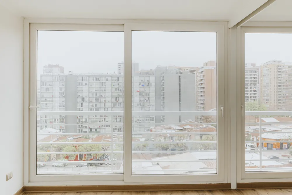 Dormitorio con ventanal, otra vista, departamento San Isidro 635