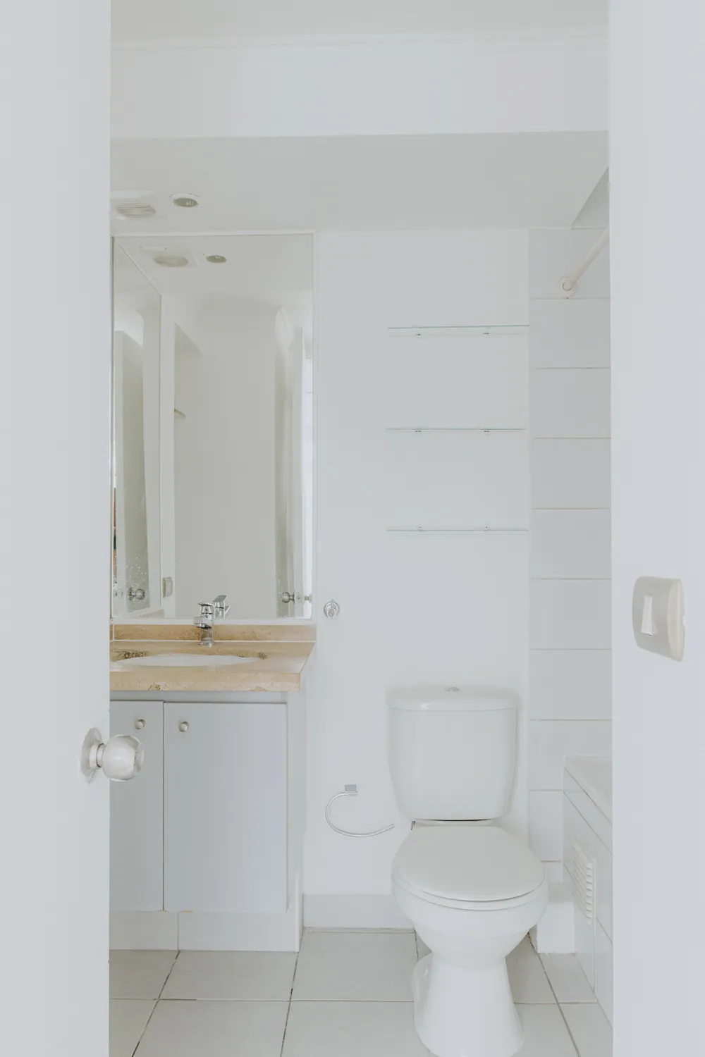 Baño con inodoro y lavamanos, departamento San Isidro 635