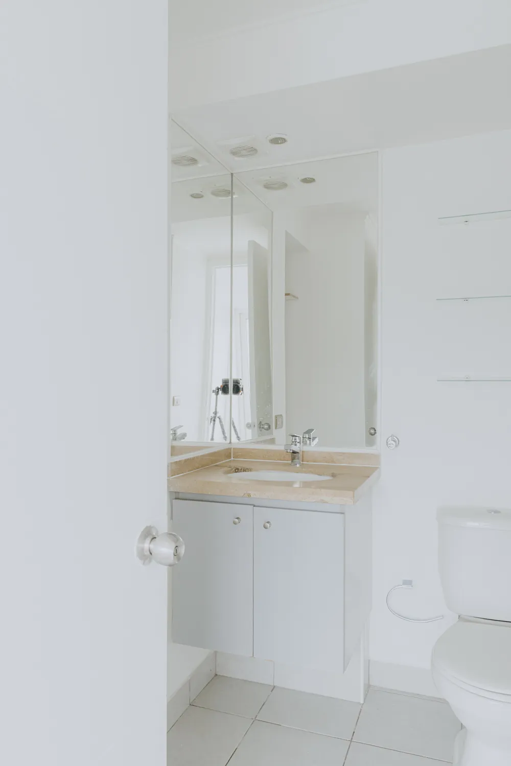 Baño con lavamanos y espejo, departamento San Isidro 635