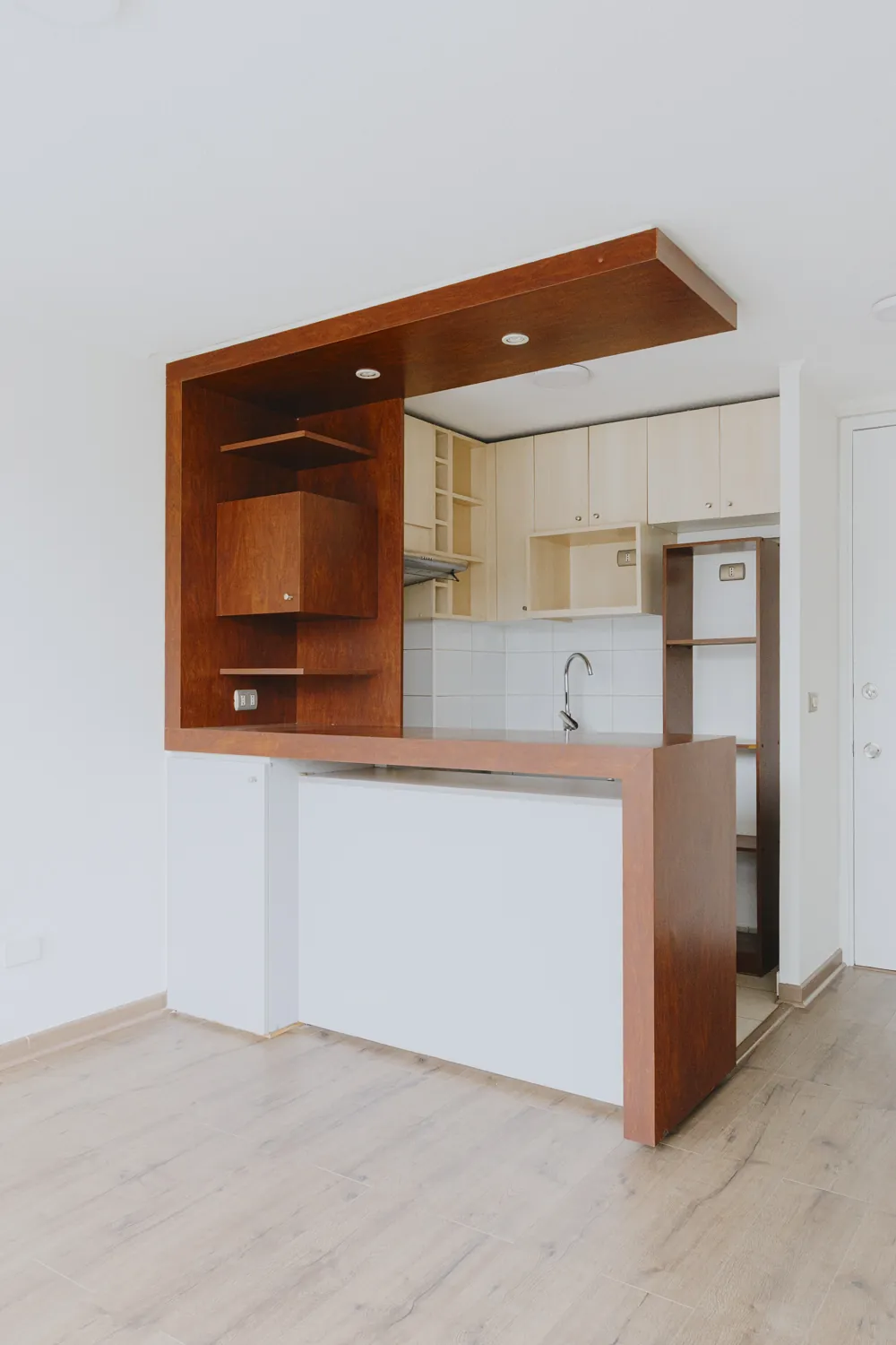 Cocina y barra desde el pasillo, departamento San Isidro 635