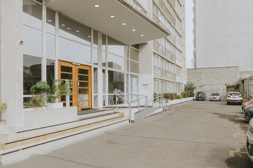 Acceso del edificio, departamento San Isidro 635