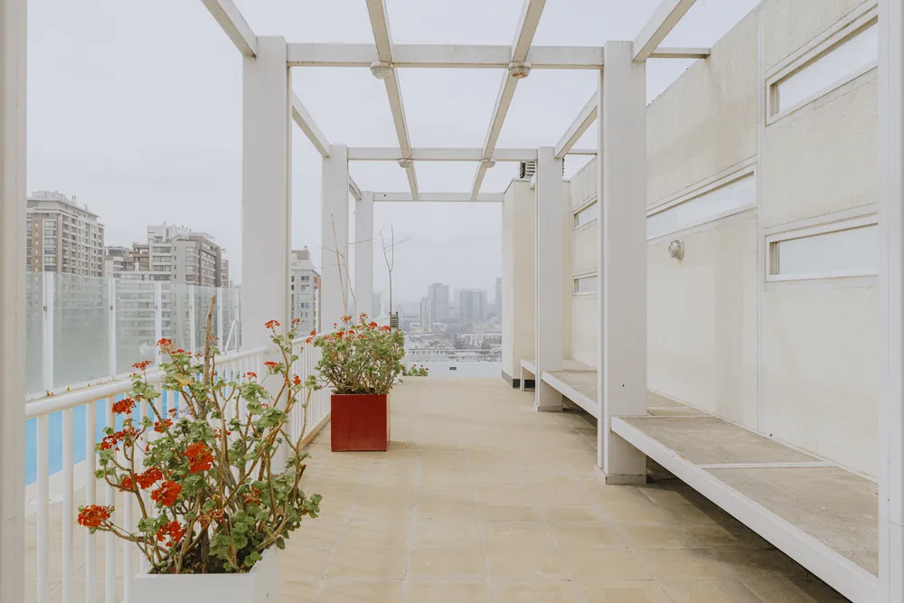 Terraza común con pérgola, departamento San Isidro 635