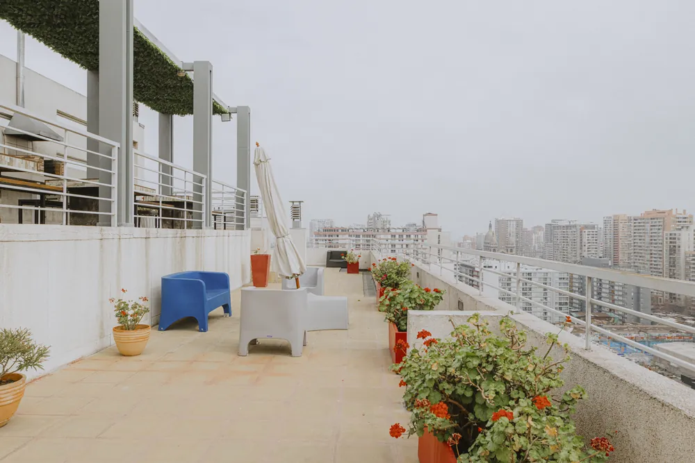 Terraza común y áreas verdes, departamento San Isidro 635
