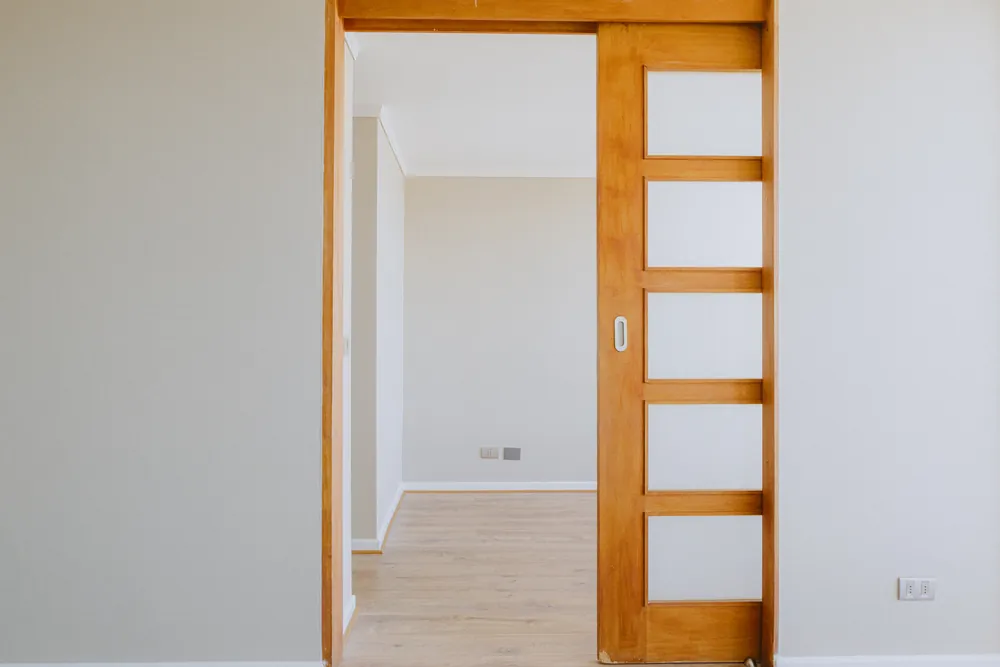 Puerta corredera al dormitorio, departamento Santa Rosa 325