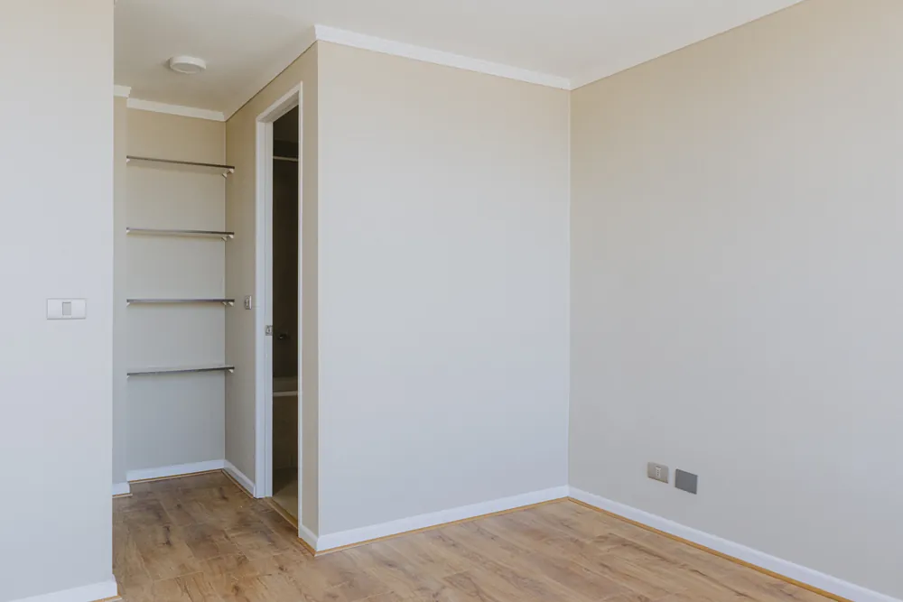 Dormitorio con repisas y acceso al baño, departamento Santa Rosa 325