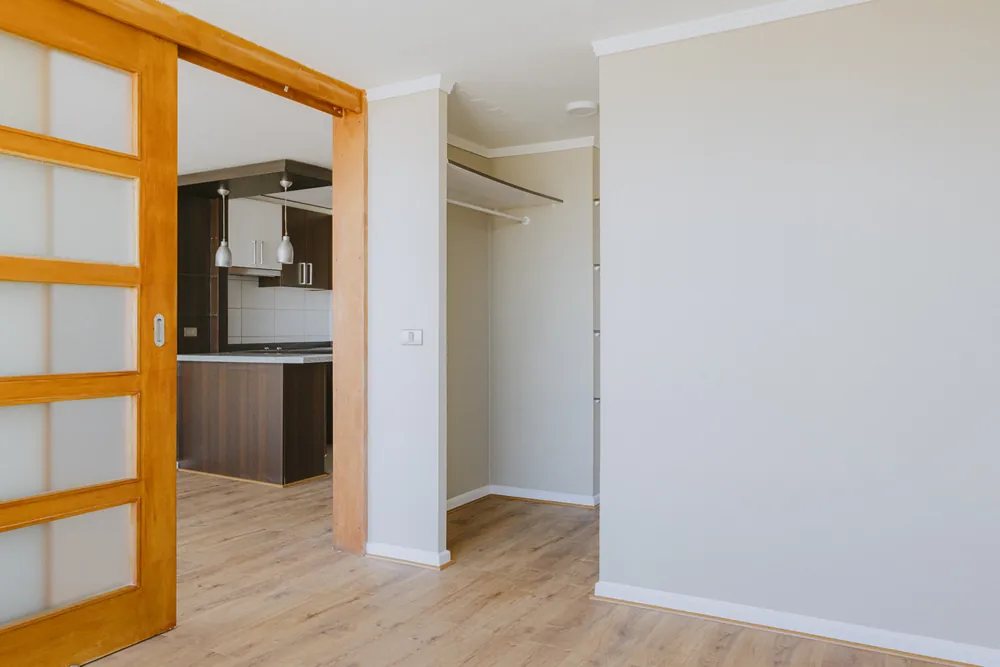 Puerta corredera y cocina al fondo, departamento Santa Rosa 325