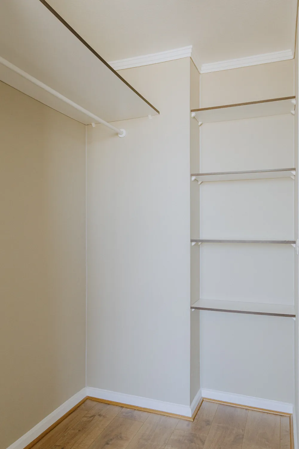 Walk-in closet del dormitorio, departamento Santa Rosa 325