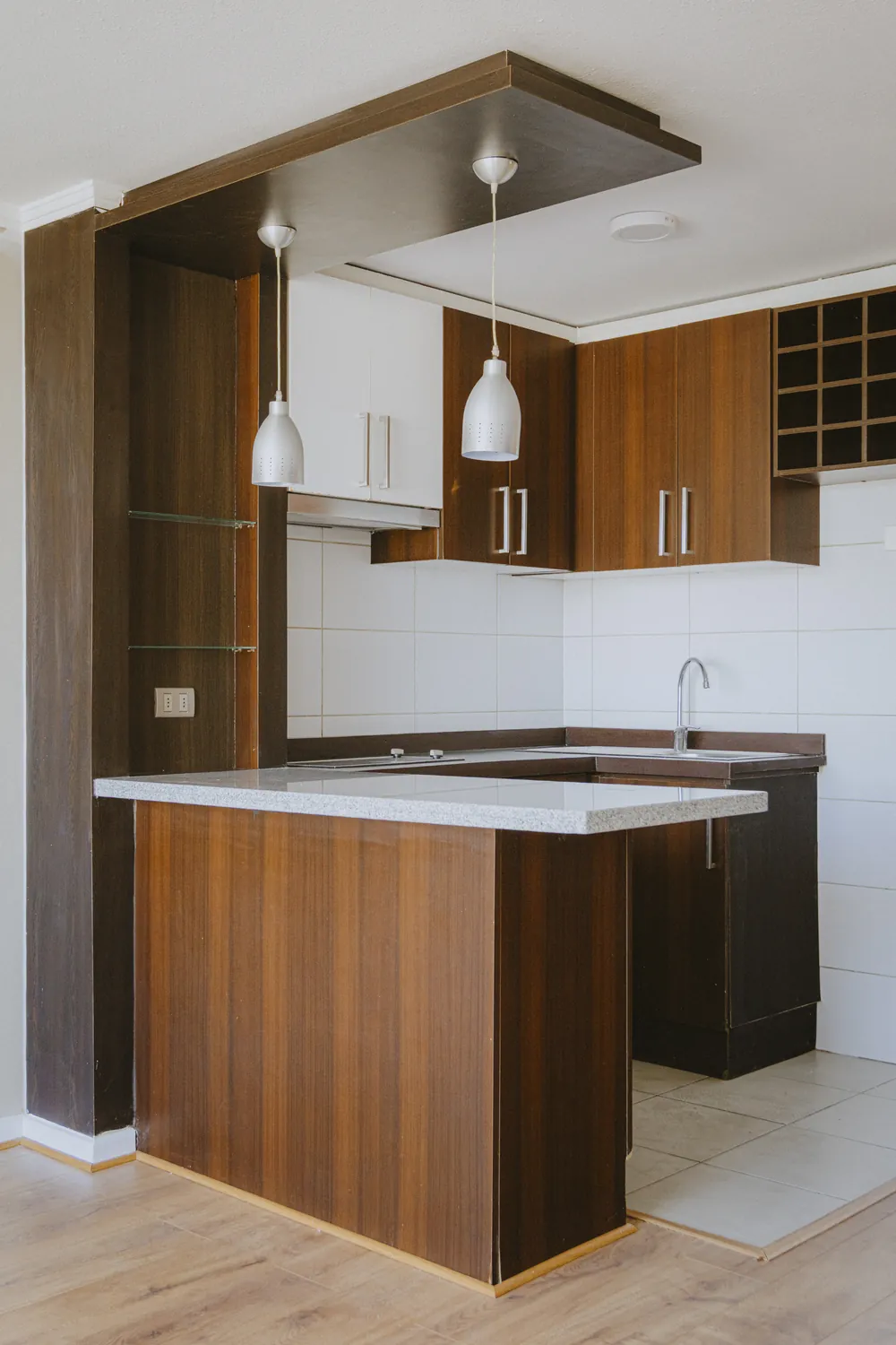 Cocina con barra desde el pasillo, departamento Santa Rosa 325