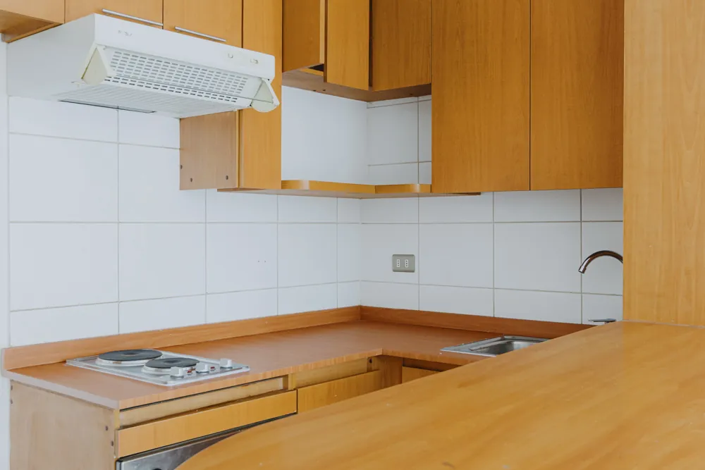 Cocina con campana y muebles de madera, departamento Santo Domingo 1240