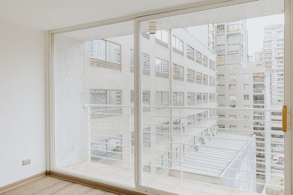 Dormitorio con ventanal a la terraza, departamento Santo Domingo 1240