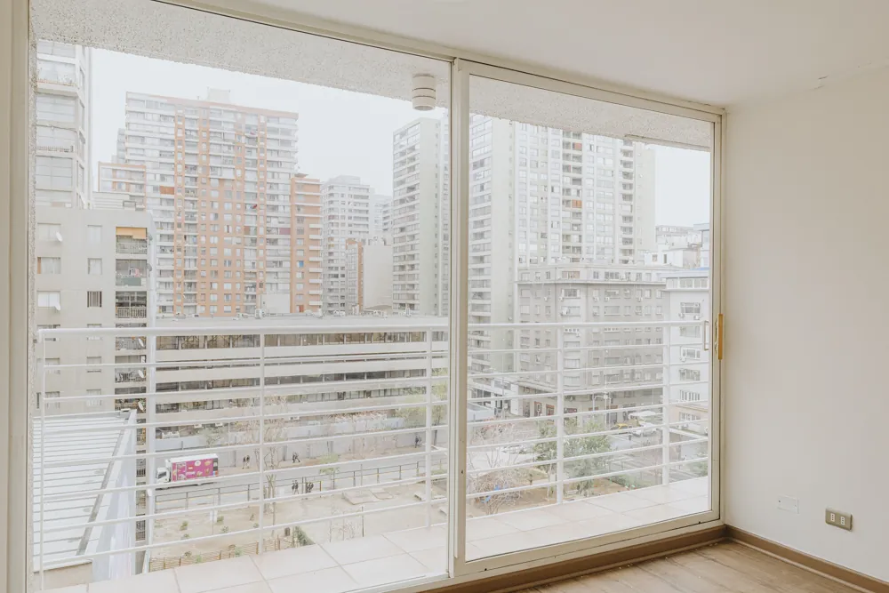 Dormitorio con vista a la ciudad, departamento Santo Domingo 1240