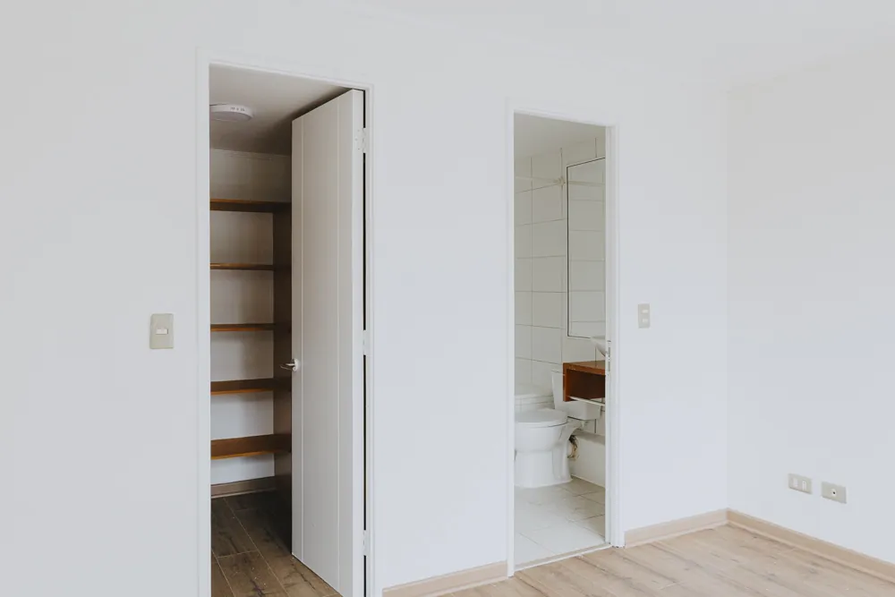 Clóset y acceso al baño, departamento Santo Domingo 1240