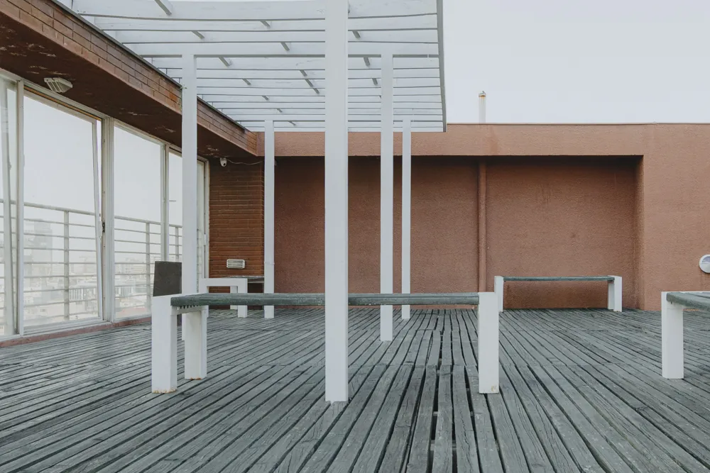 Terraza común con pérgola, departamento Santo Domingo 1240