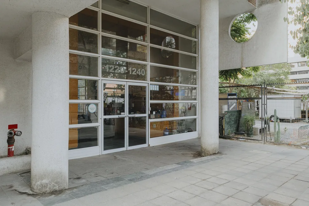 Acceso del edificio, número 1240, departamento Santo Domingo 1240