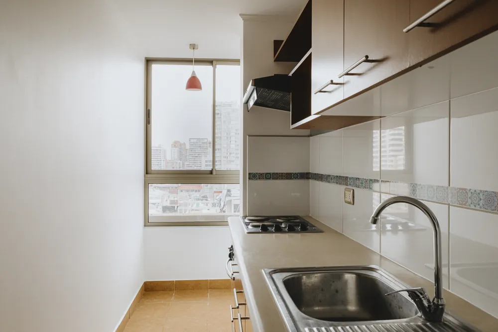 Cocina con lavaplatos y ventana, Serrano 266