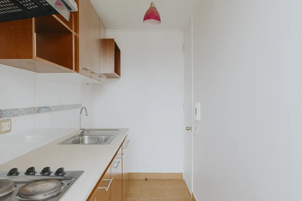 Cocina con encimera y muebles de madera, departamento Serrano 266