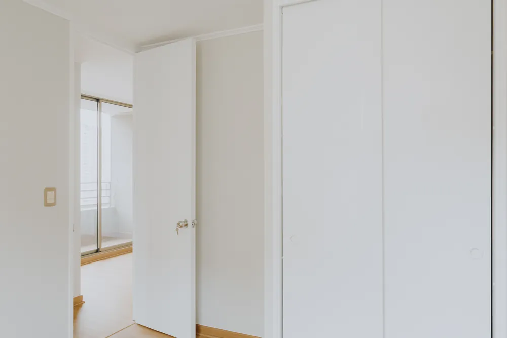 Clóset y puerta del dormitorio, departamento Serrano 266