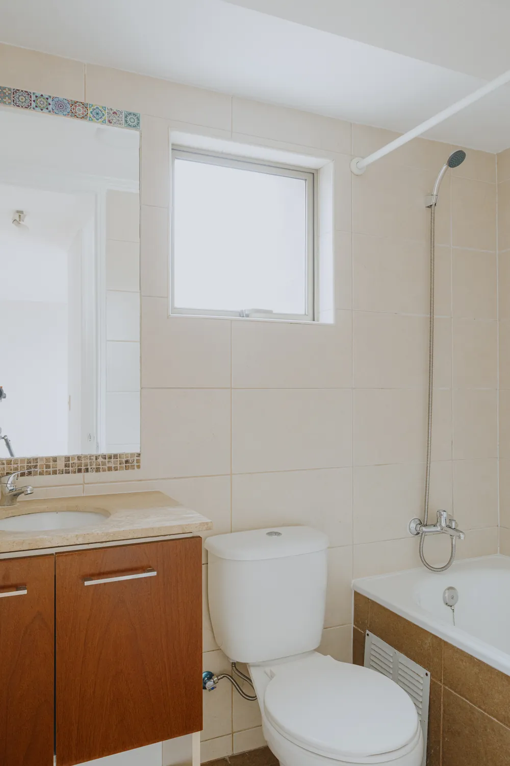 Baño con tina y lavamanos, departamento Serrano 266
