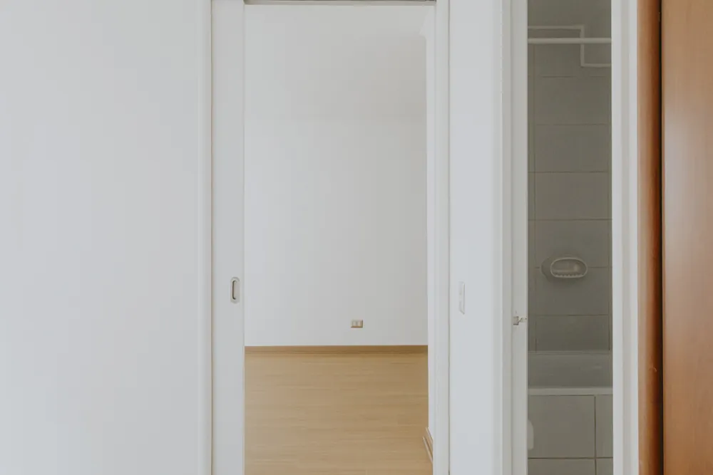 Pasillo y puerta del baño, departamento Tarapacá 1324