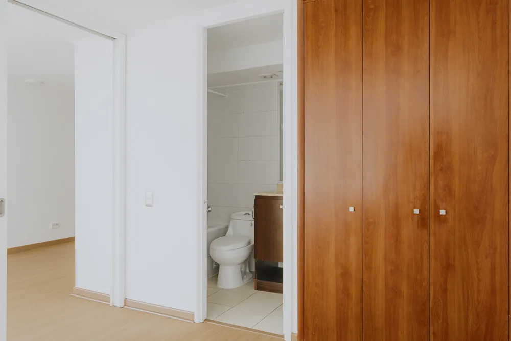 Clóset y acceso al baño, departamento Tarapacá 1324