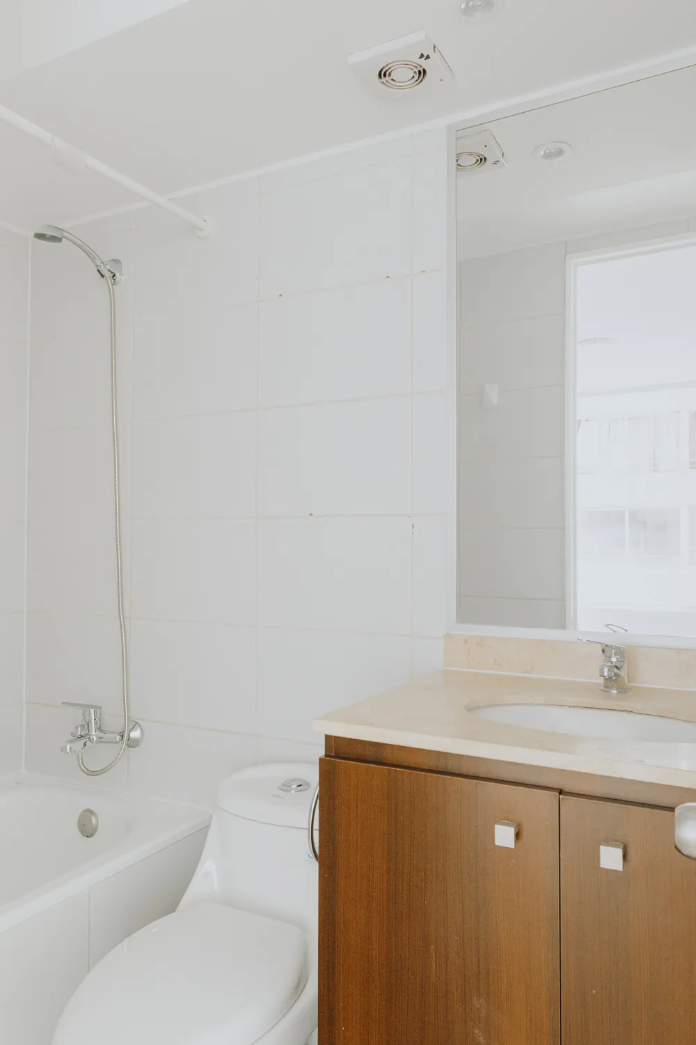 Baño con lavamanos, departamento Tarapacá 1324