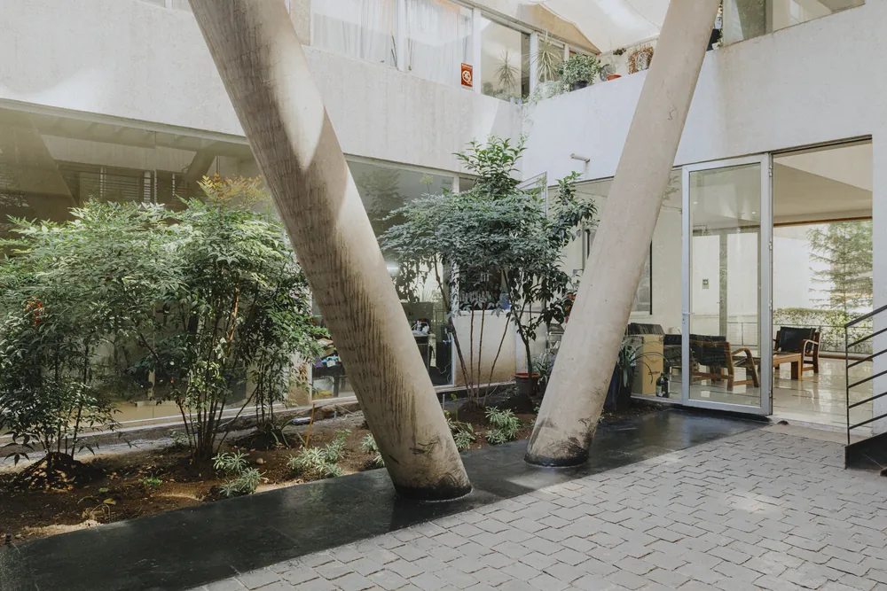 Hall del edificio con jardín interior, departamento Tarapacá 1324