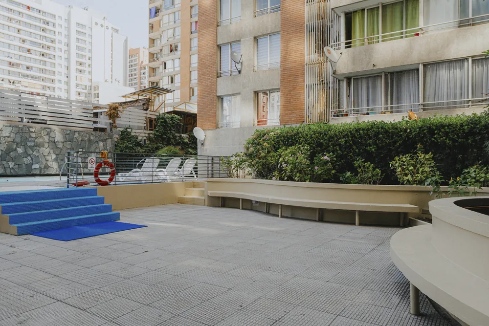 Terraza común con piscina, departamento Tarapacá 1324