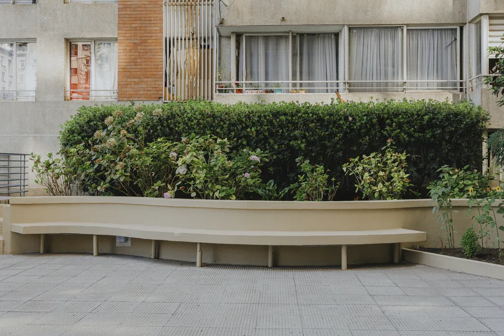 Jardineras y bancas de la terraza común, departamento Tarapacá 1324