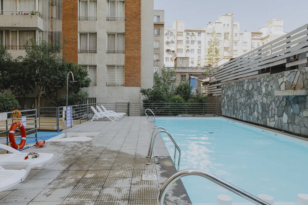 Piscina del edificio, departamento Tarapacá 1324