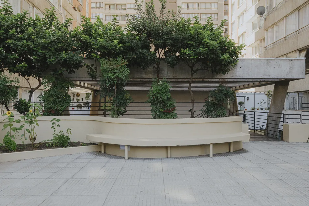 Terraza común con áreas verdes, departamento Tarapacá 1324
