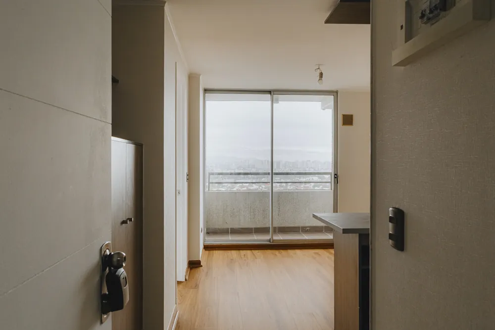 Entrada y living con ventanal, departamento Vicuña Mackenna 2585