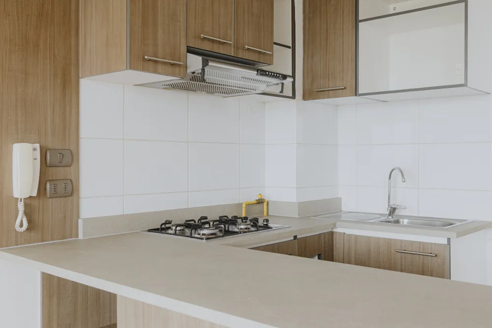 Cocina con campana y cubierta, departamento Vicuña Mackenna 2585