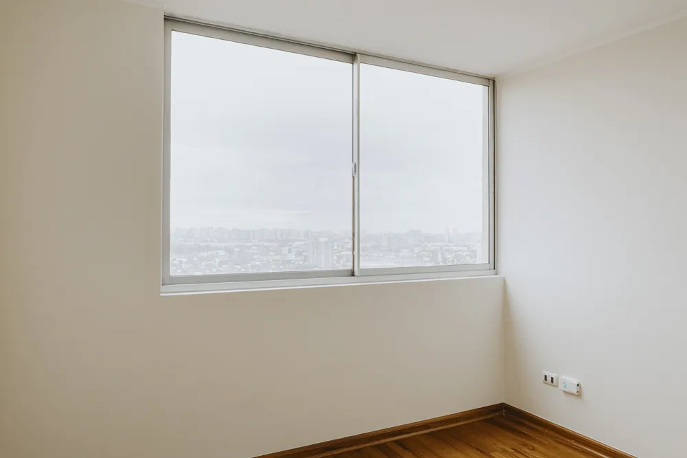 Dormitorio con ventanal, otra vista, departamento Vicuña Mackenna 2585