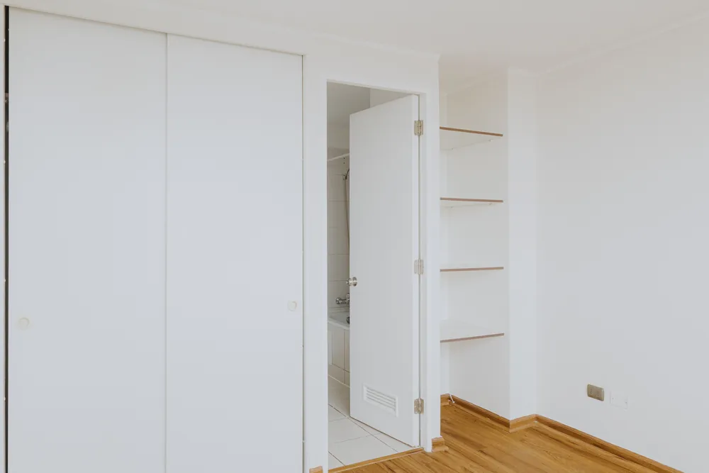 Clóset y repisas del dormitorio, departamento Vicuña Mackenna 2585