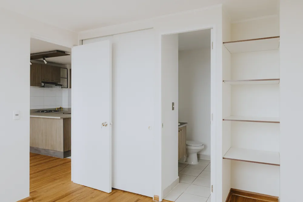 Clóset y acceso al baño, departamento Vicuña Mackenna 2585