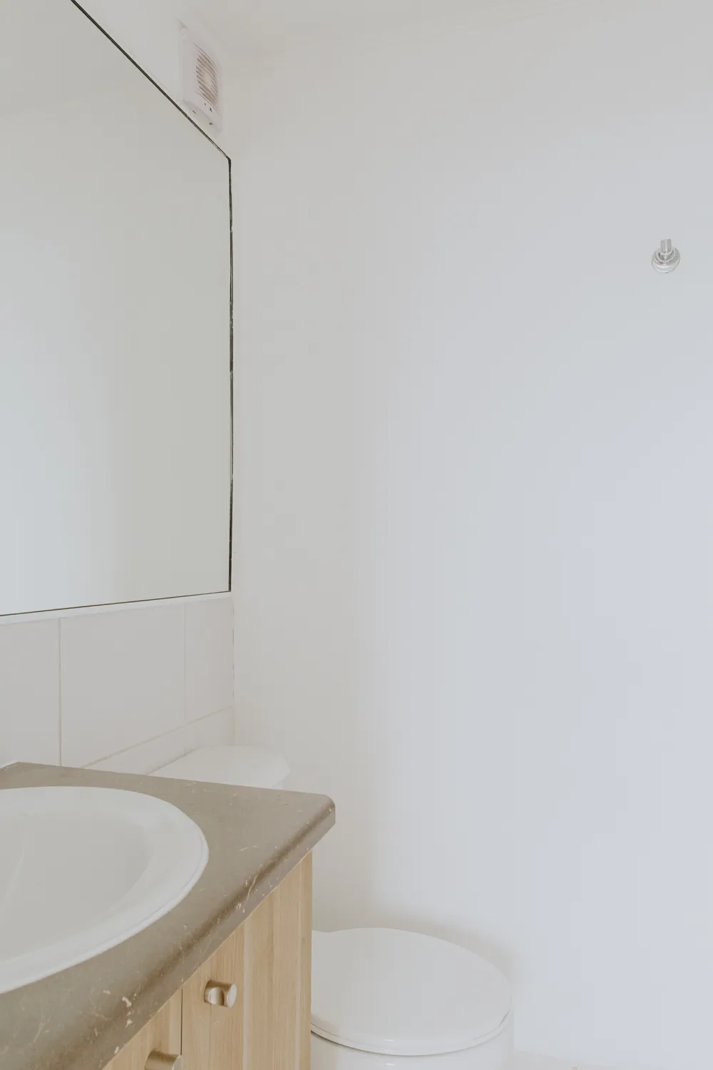 Baño con lavamanos, departamento Vicuña Mackenna 2585