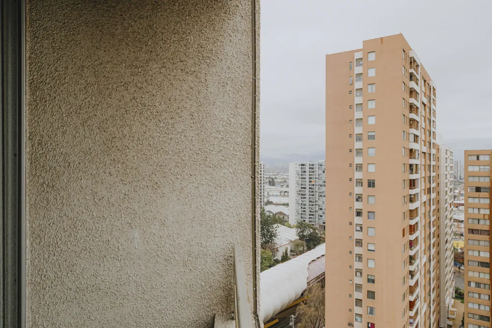 Terraza con vista a edificios, departamento Vicuña Mackenna 2585