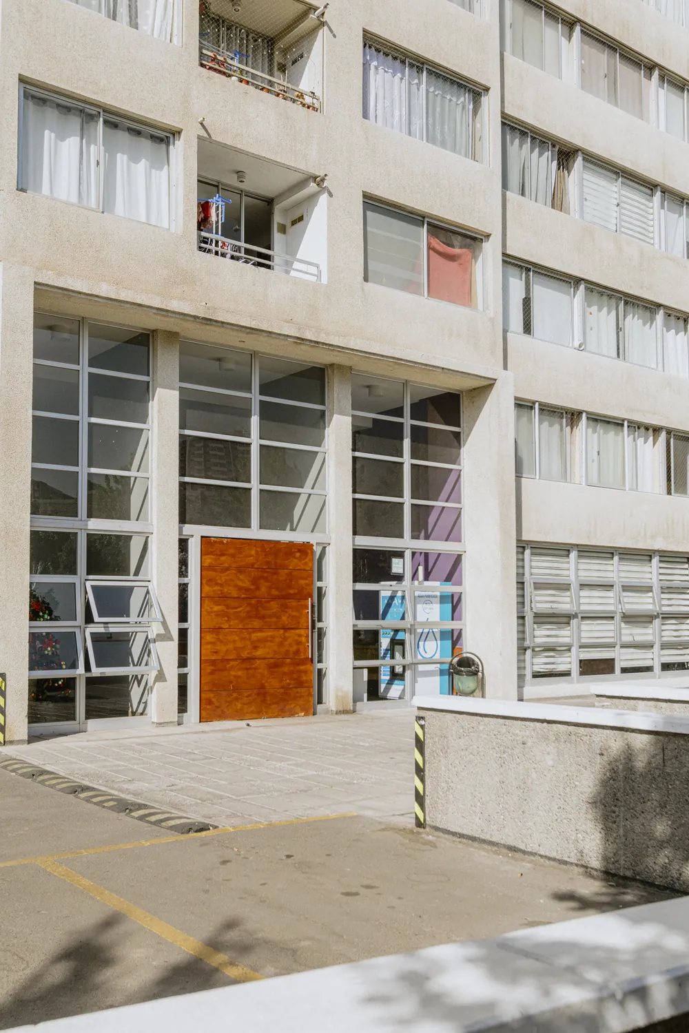 Fachada del edificio y acceso, departamento Vicuña Mackenna 2585