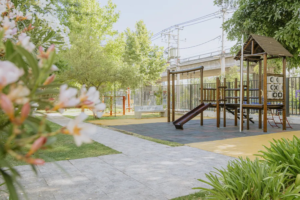 Juegos infantiles del condominio, departamento Vicuña Mackenna 2585