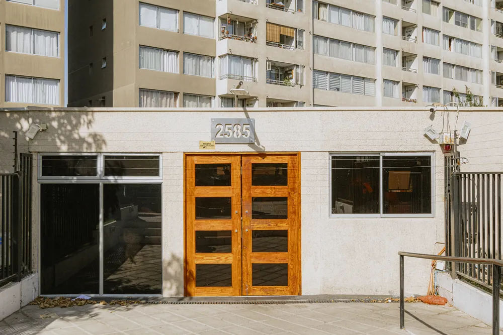 Acceso del edificio, número 2585, departamento Vicuña Mackenna 2585