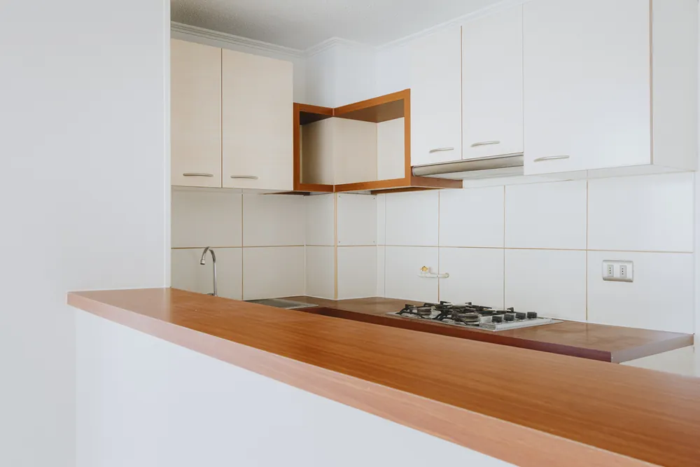 Cocina con cubierta de madera, departamento Vicuña Mackenna 563