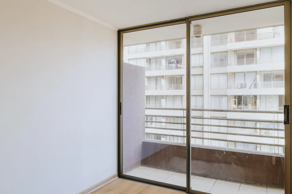 Dormitorio con ventanal a la terraza, departamento Vicuña Mackenna 563