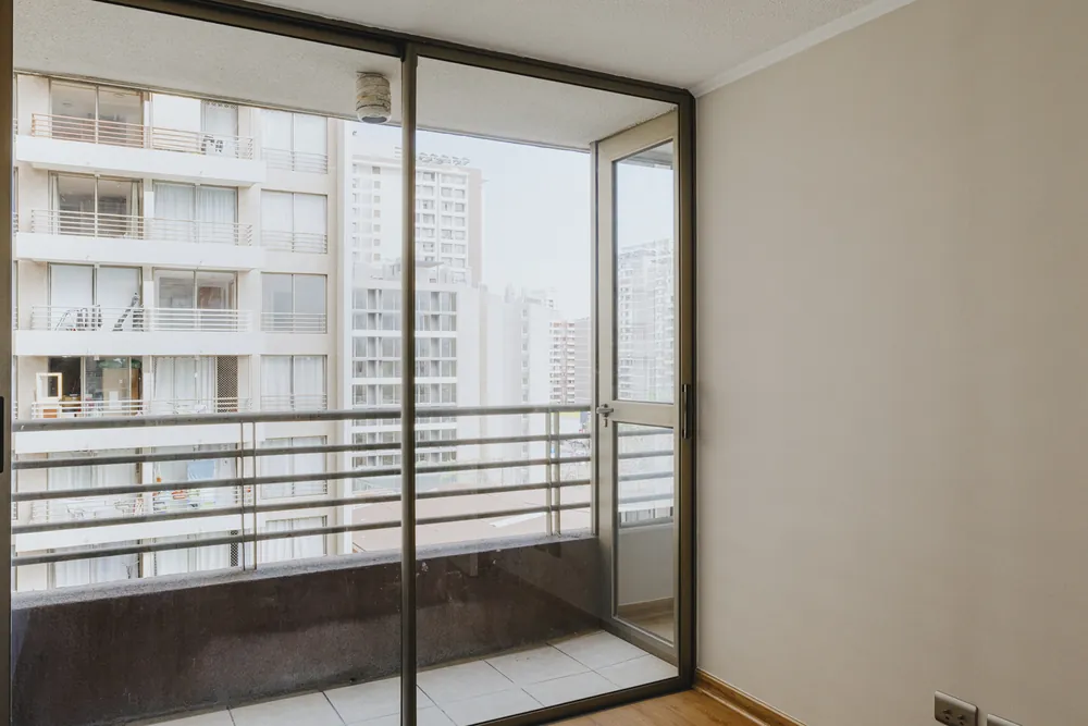 Dormitorio con vista a la ciudad, departamento Vicuña Mackenna 563