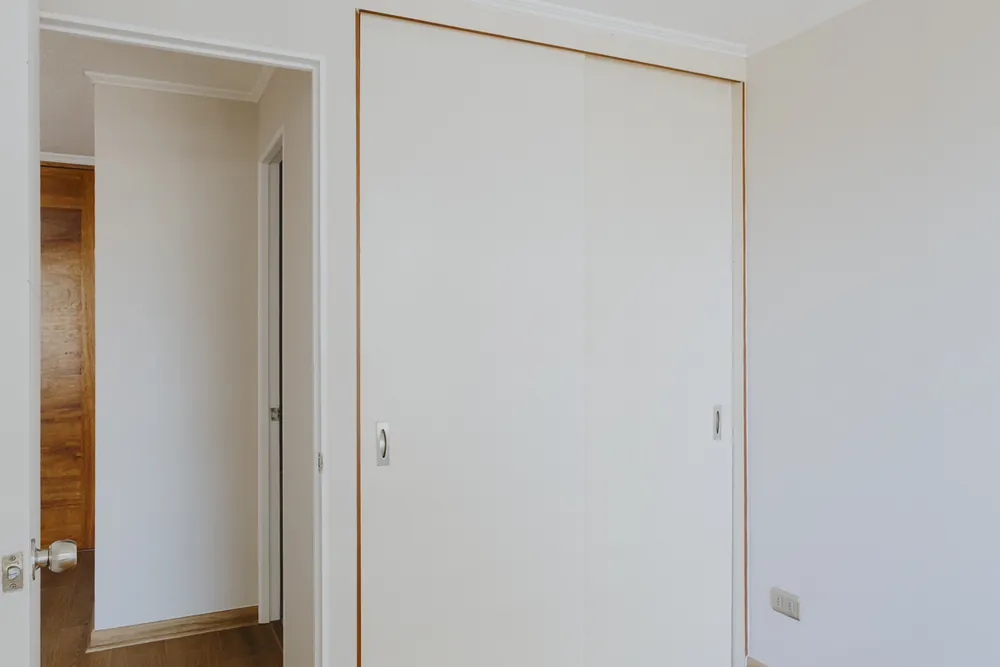 Clóset y acceso al dormitorio, departamento Vicuña Mackenna 563