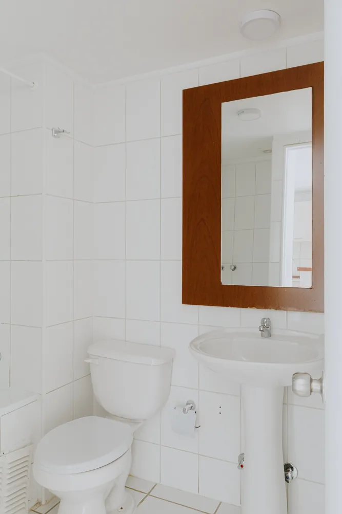 Baño con inodoro y lavamanos, departamento Vicuña Mackenna 563